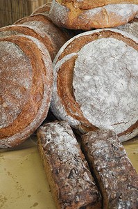面包食品用粉和水制成的主食图片