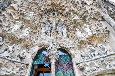 SagradaFamiliaHDR是由加泰罗尼亚建筑师AntoniGaudi设计的一个大型罗马天主教堂图片