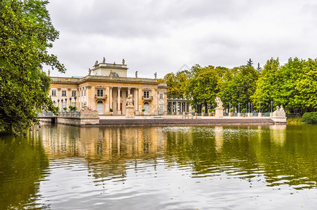 华沙的拉齐恩基宫高动态范围HDR拉齐恩科夫斯基宫意指拉齐恩基宫又名浴场宫或水上宫殿或波兰华沙岛上的宫殿图片