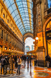 HDR米兰维托里奥伊曼纽尔二号凯丹广场米兰意大利2013年12月27日意大利米兰维托里奥伊曼纽尔二号广场的高动态范围HDR游客图片