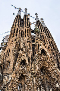 SagradaFamiliaHDR是由加泰罗尼亚建筑师AntoniGaudi设计的一个大型罗马天主教堂图片