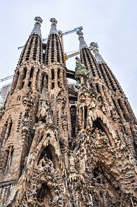 SagradaFamiliaHDR是由加泰罗尼亚建筑师AntoniGaudi设计的一个大型罗马天主教堂图片