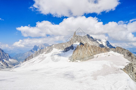 Aosta山谷的MonthBlancHDR高动态山脉HDRMontBlancakaMonteBianco意思是白山阿尔卑斯最高峰背景图片