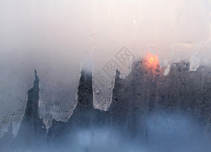 窗面上的冰和太阳冬季背景图片