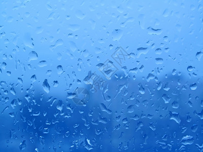窗玻璃上的自然水滴背景图片