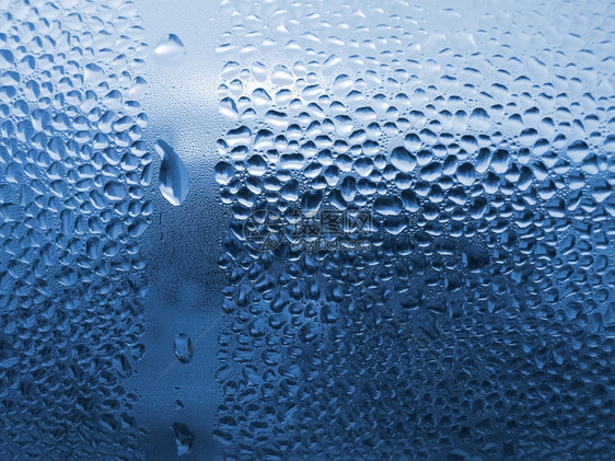 窗玻璃上的自然水滴图片
