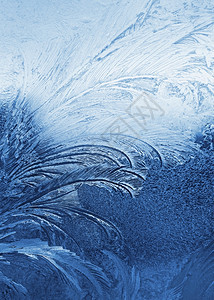 冬季窗口上的蓝色霜冻自然形态图片