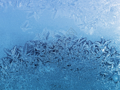 冬季窗口上的霜冻自然形态图片