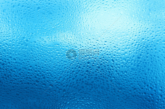 玻璃上自然水滴纹理图片