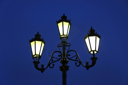 蓝天之夜的街灯图片