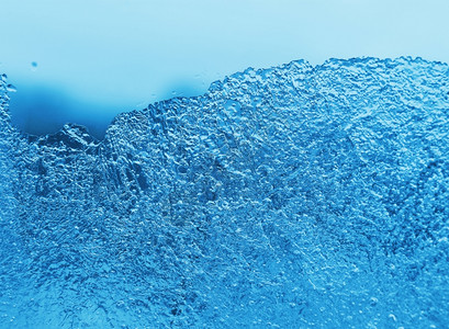 玻璃底面自然冰和水滴图片素材