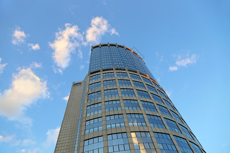 在俄罗斯莫科用白云对抗夜空的现代化办公大楼图片