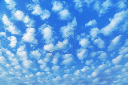 蓝色天空和白云的自然背景图片