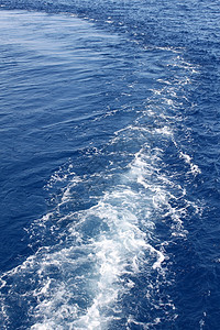水上船的白色泡沫痕迹图片