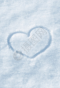 白雪上画的心脏形状图片