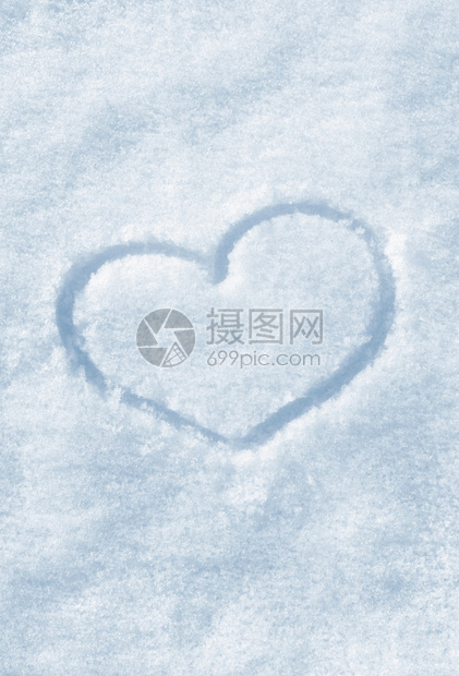 白雪上画的心脏形状图片