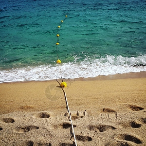 海沙滩上有浮和脚印的绳索图片