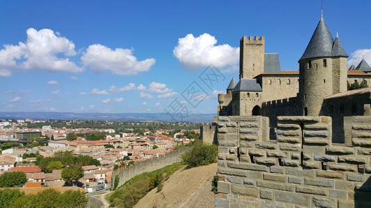 法国朗格多克鲁西隆市下城Carcassonne中世纪城堡和全景图片