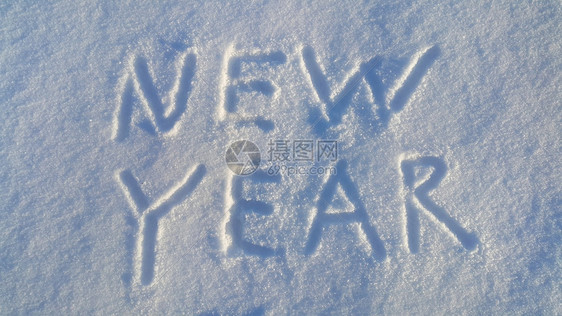 利用积雪背景的新年图片