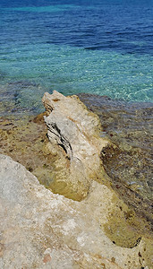 绿海水和沿岩石自然背景图片