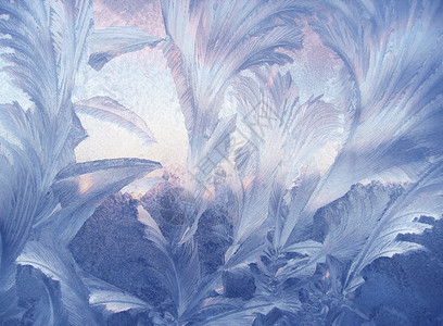冬季玻璃上美丽的冰面图案天然质地图片