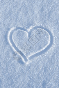 在白雪下画出心脏的形状图片