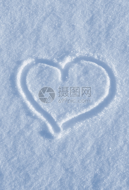 在白雪下画出心脏的形状图片