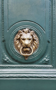 法国巴黎绿木门上狮子头的斗牛人法国巴黎图片