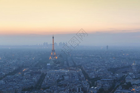 铁塔法国巴黎蒙帕纳斯塔日落时从巴黎的和埃菲尔塔对巴黎和埃菲尔塔进行美丽的全景空中观察背景