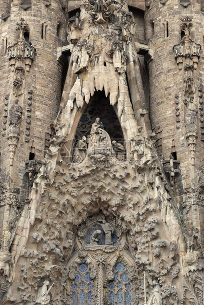 巴塞洛纳西班牙10月7日215年西班牙巴塞罗那Sagrada家庭教堂的圣诞面孔详情由AntoniGaudi设计图片
