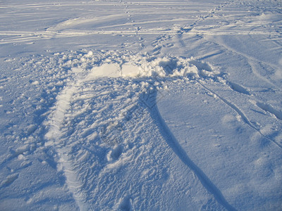 雪和痕迹的冬季纹理图片