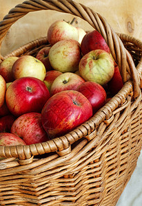 鲜美味的成熟苹果篮子里的特配图片