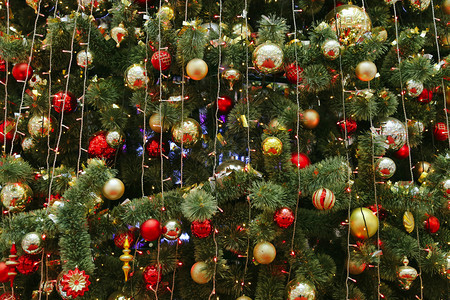 圣诞树上闪亮的美装饰节日明亮的背景图片