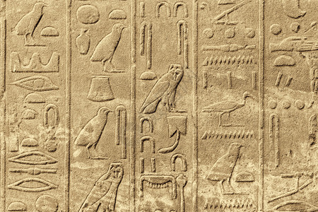 埃及卢克索卡纳寺石墙上雕刻的古代埃及象形文字图片