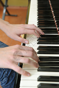 手放在钢琴的钥匙上照片贴图片