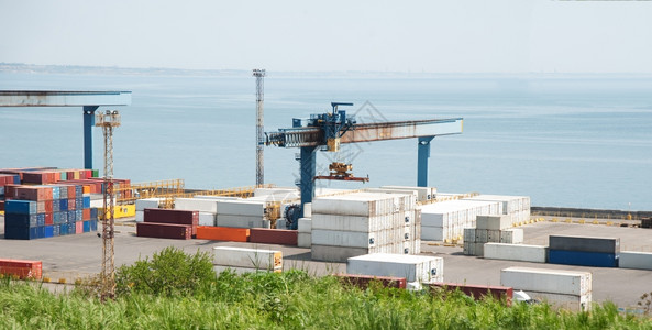 海港和塔起重机奥德萨贸易海港乌克兰图片