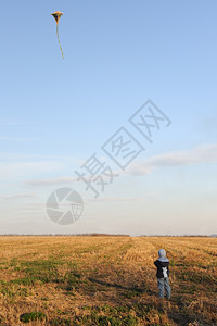 Kite飞向深蓝天空的彩色风筝图片