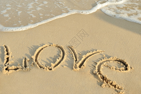 沙子上刻着爱情单词图片