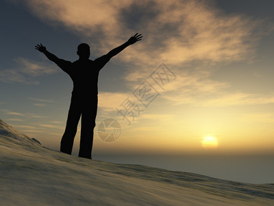 高山上的人举起手来朝向闪耀的日落图片