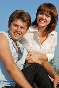 在蓝天背景下幸福的一家人图片