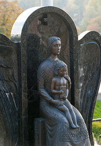 自178年在乌克兰LychakivLvov创建以来该妇女与孩子一起在的纪念碑图片