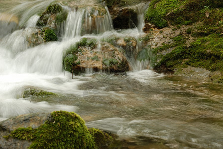 山河克里米亚半岛山脉的粗糙水流图片