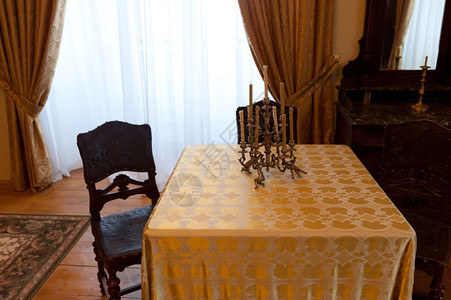 古老的房间有一张桌子和椅1607年图片