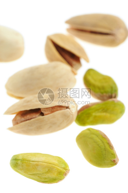 Pistachioes它在白色背景上被孤立的神经质图片