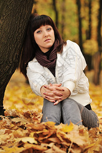 秋天森林里的女孩欧洲外表图片