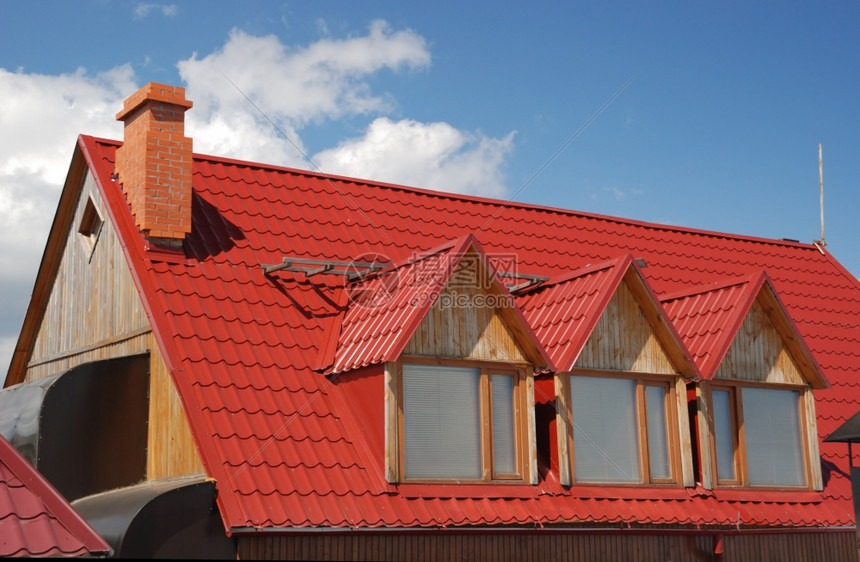 红屋顶山上高建造的一座小屋图片