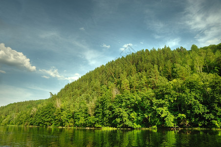 画像森林和河流山底的小东欧木头混在一起图片