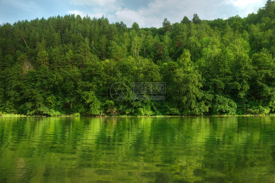 画像森林和河流山底的小东欧木头混在一起图片