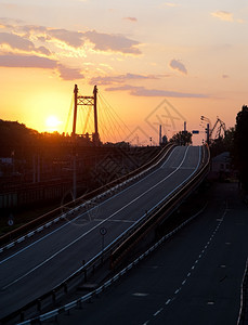 高速公路夜间黄日落图片