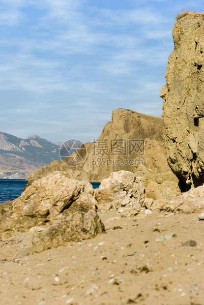 黑海的落岩岸山下的野生海滩图片